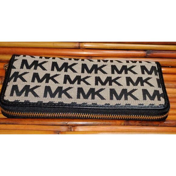 Michael Kors Jet Set Travel Continental Wallet Black & Beige MK Logo Zip Around - Picture 3 of 7